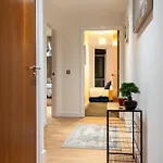 2br Centre Flat, Balcony And Views - Sleeps 8 *