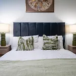 2br Centre Flat, Balcony And Views - Sleeps 8 *