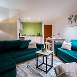 2br Centre Flat, Balcony And Views - Sleeps 8 *