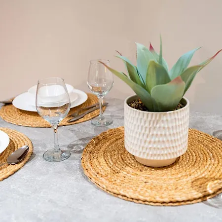 2br Centre Flat, Balcony And Views - Sleeps 8 *