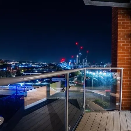 2br Centre Flat, Balcony And Views - Sleeps 8 Apartment