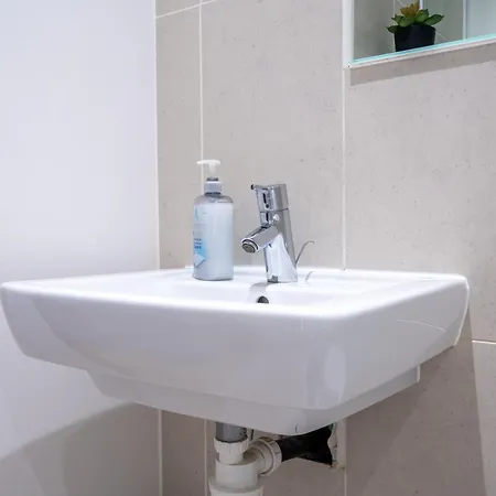 2br Centre Flat, Balcony And Views - Sleeps 8 * Лідс