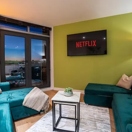 2br Centre Flat, Balcony And Views - Sleeps 8 * Leeds (West Yorkshire)