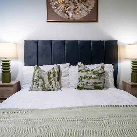 2br Centre Flat, Balcony And Views - Sleeps 8 *