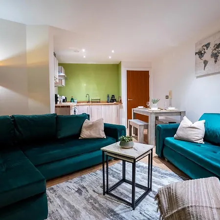 2br Centre Flat, Balcony And Views - Sleeps 8 *