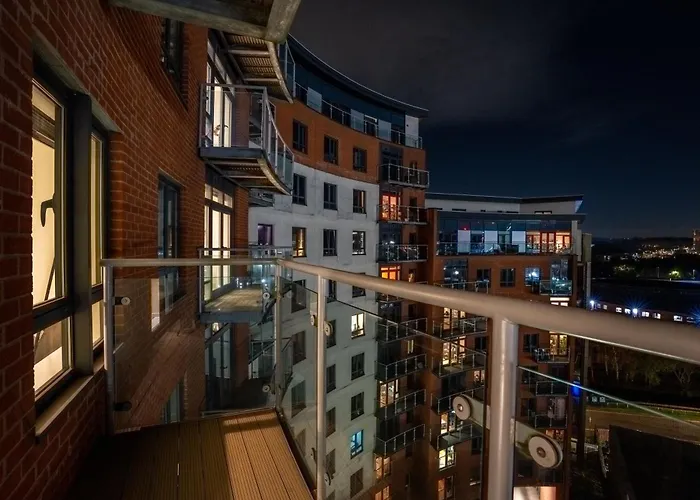 公寓 2br Centre Flat, Balcony And Views - Sleeps 8 *