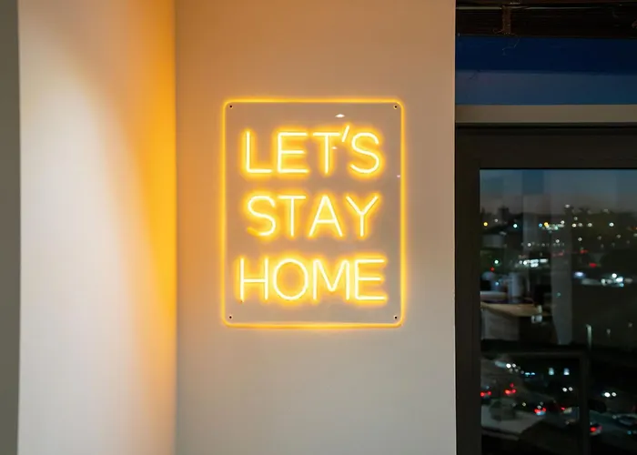 2br Centre Flat, Balcony And Views - Sleeps 8 *