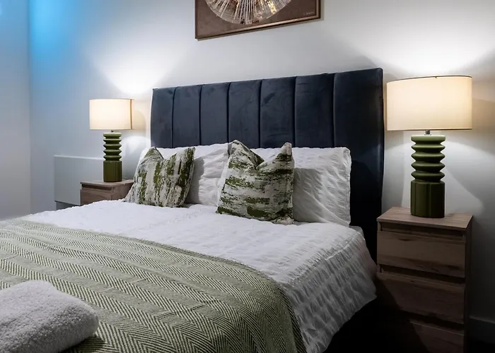 2br Centre Flat, Balcony And Views - Sleeps 8