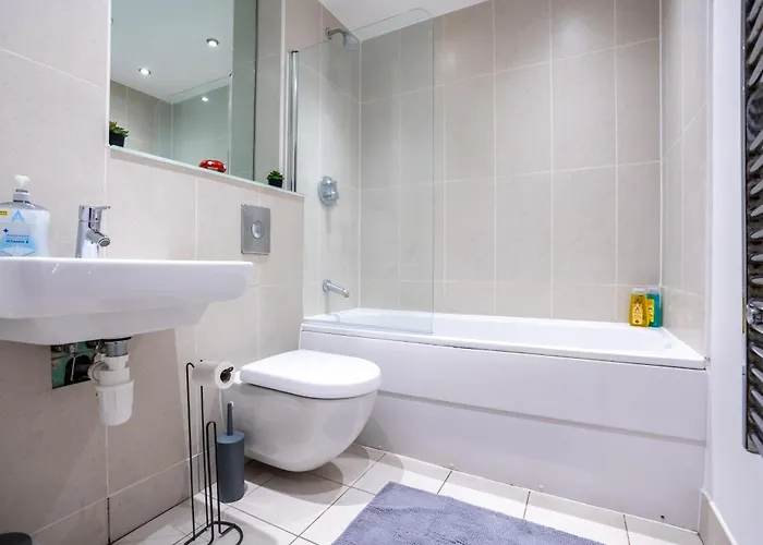 2br Centre Flat, Balcony And Views - Sleeps 8 Apartment *