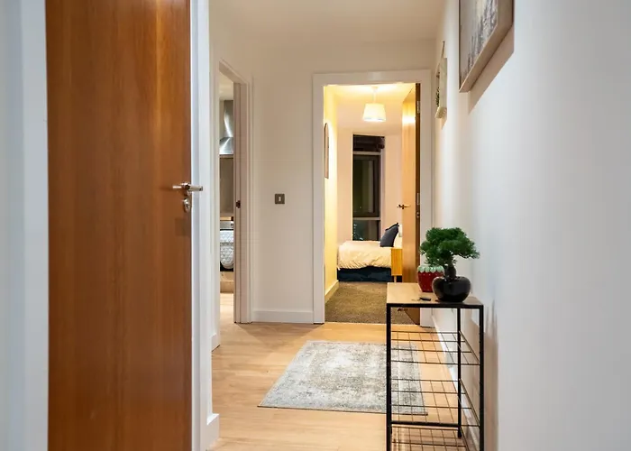 2br Centre Flat, Balcony And Views - Sleeps 8 *