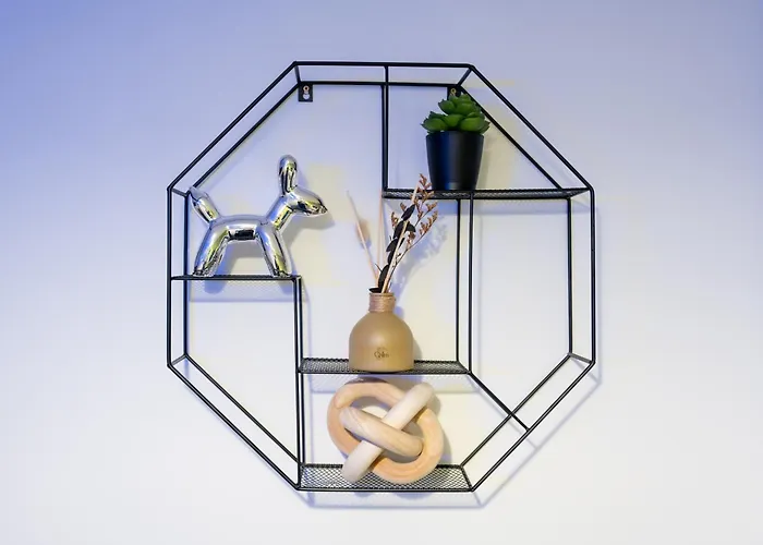 2br Centre Flat, Balcony And Views - Sleeps 8 *