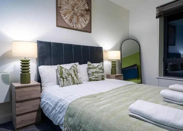 Apartment 2br Centre Flat, Balcony And Views - Sleeps 8 *