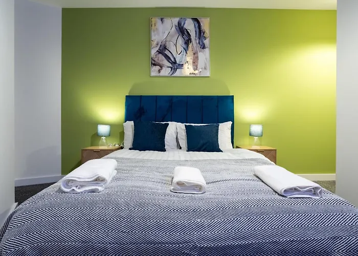 Апартаменти 2br Centre Flat, Balcony And Views - Sleeps 8 *