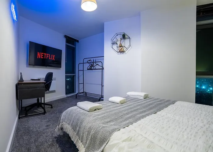 2br Centre Flat, Balcony And Views - Sleeps 8