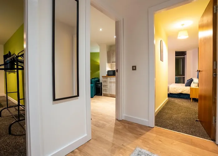 Апартаменти 2br Centre Flat, Balcony And Views - Sleeps 8