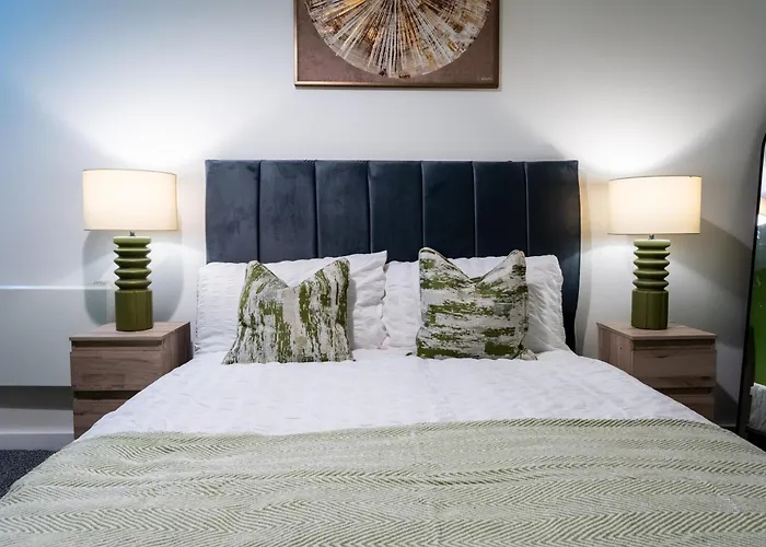 2br Centre Flat, Balcony And Views - Sleeps 8 *