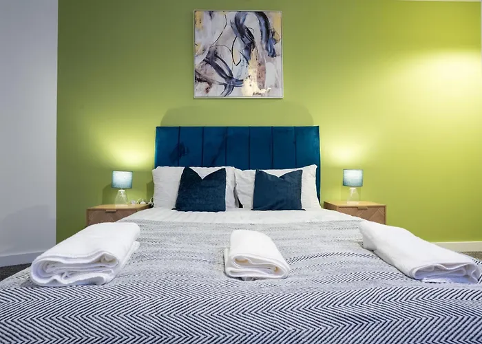 2br Centre Flat, Balcony And Views - Sleeps 8 Apartment *