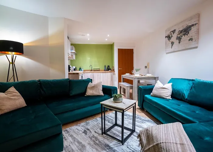 2br Centre Flat, Balcony And Views - Sleeps 8 *