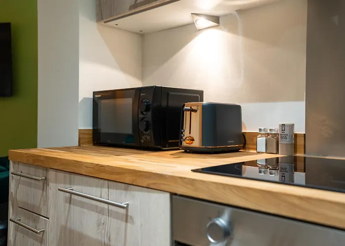 2br Centre Flat, Balcony And Views - Sleeps 8 Apartment *