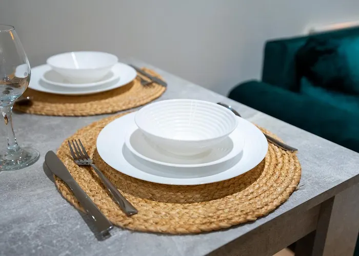 2br Centre Flat, Balcony And Views - Sleeps 8 *