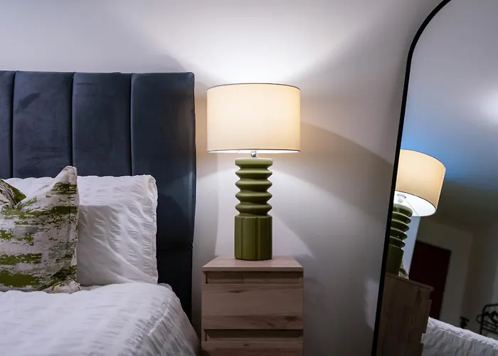 2br Centre Flat, Balcony And Views - Sleeps 8 *