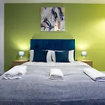 Apartment 2br Centre Flat, Balcony And Views - Sleeps 8 *