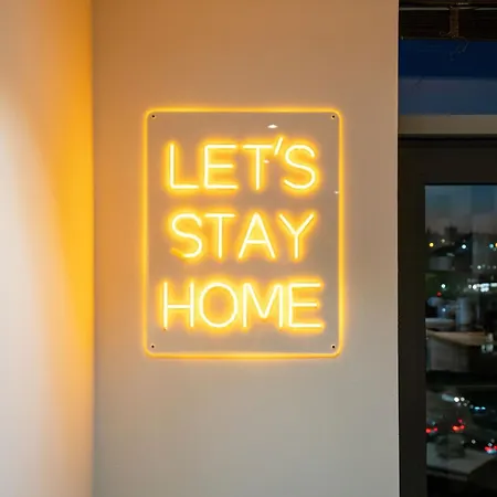 2br Centre Flat, Balcony And Views - Sleeps 8 *