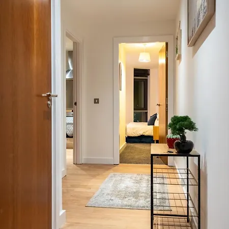 2br Centre Flat, Balcony And Views - Sleeps 8 *