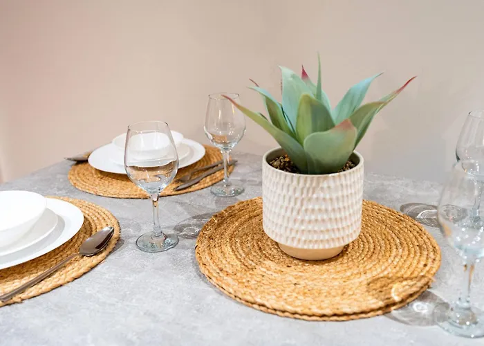 2br Centre Flat, Balcony And Views - Sleeps 8 *