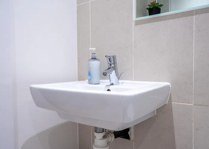 2br Centre Flat, Balcony And Views - Sleeps 8 * Лидс