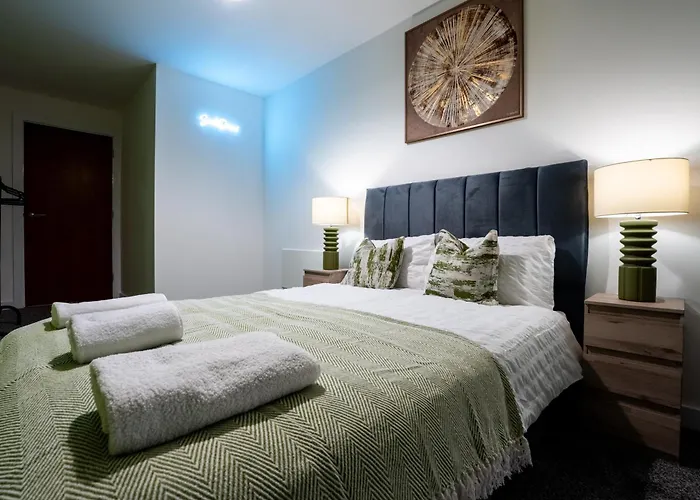 2br Centre Flat, Balcony And Views - Sleeps 8